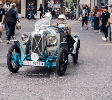 Pesaro, İtalya - 16 Haziran 2023: SALMSON GRAN SPORT 1100 1928, 1927 'den 1957' ye kadar Mille Miglia yarışmasına katılan tarihi arabalar için düzenlilik yarışı