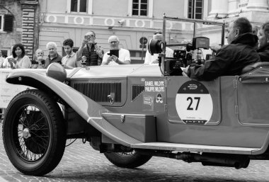 Pesaro, İtalya - 16 Haziran 2023: LANCIA LAMBDA TORPEDO TIPO218 1927, 1927 'den 1957' ye kadar Mille Miglia yarışmasına katılan tarihi arabalar için düzenlilik yarışı