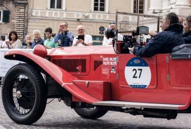 Pesaro, İtalya - 16 Haziran 2023: LANCIA LAMBDA TORPEDO TIPO218 1927, 1927 'den 1957' ye kadar Mille Miglia yarışmasına katılan tarihi arabalar için düzenlilik yarışı