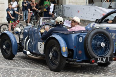 Pesaro, İtalya - 16 Haziran 2023: ASTON MARTIN LE MANS 1933, 1927 'den 1957' ye kadar Mille Miglia yarışmasına katılan tarihi otomobiller için düzenlilik yarışı