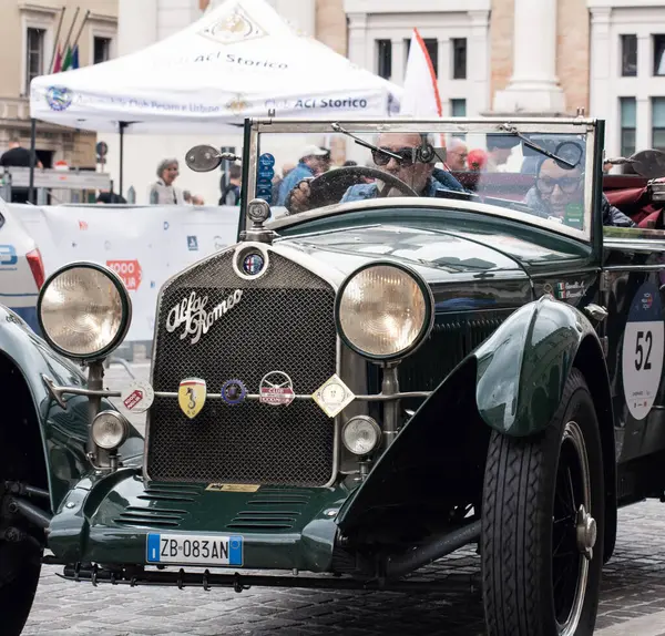 Pesaro, İtalya - 16 Haziran 2023: ALFA ROMEO 6C 1750 SS YOUNG 1929, 1927 'den 1957' ye kadar Mille Miglia yarışmasına katılan tarihi arabalar için düzenlilik yarışı