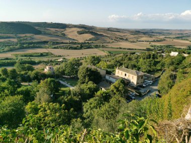 Tarquinia - İtalya 'nın Lazio kentindeki Tuff Tepesi' nde Etrüsk zamanında kurulan ortaçağ şehri.