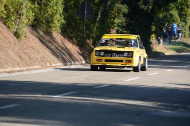 Pesaro, İtalya - 06 ott 2023: Fiat 131 Abarth Rally versiyonu, San Bartolo pesaro 'da sprint yarışı