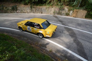 Pesaro, İtalya - 06 ott 2023: Fiat 131 Abarth Rally versiyonu, San Bartolo pesaro 'da sprint yarışı