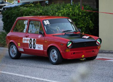 Pesaro, İtalya - 06 ott 2023: Otobianchi A 112 versiyonu, San Bartolo pesaro 'da sprint yarışı