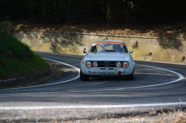 Pesaro, İtalya - 06 Ekim 2023: ALFA ROMEO GTAM sürümü, San Bartolo pesaro sprint yarışı