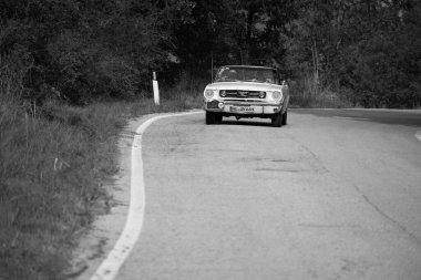 Tavoleto, İtalya - 16 Eylül - 2023: ForD MUSTANG GT 1966 Coppa Nuvolari eski yarış