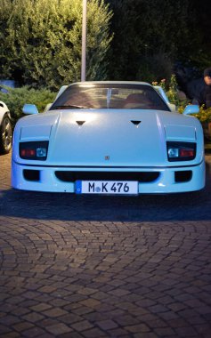 Poltu quatu, İtalya - Temmuz 0 6 2013: Spor araba ve suoercar FERRARI F40 CLASSIC CAR