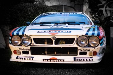 Poltu quatu, İtalya - Temmuz 0 6 2013: Spor araba ve süper araba rallisi Lancia 037 CLASSIC CAR