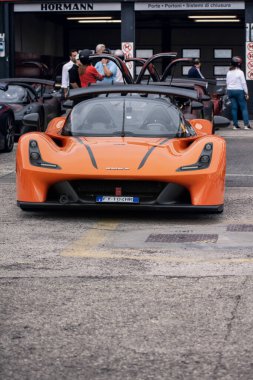 Misano, ITALY - ott, 21 2013: Spor araba ve süper araba Dádra STRADALE Misano World Circuit: Marco Simoncelli