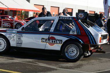 Varano, İtalya - 11 Kasım 2023: Lancia Exposision 'da S4 lüks ve DREEM otomobil rallisi
