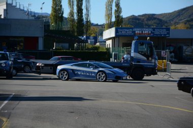 Varano, İtalya - 11 Kasım 2023: Lamborghini diablo polizia italiana lüksü ve DREEM SUÇLU