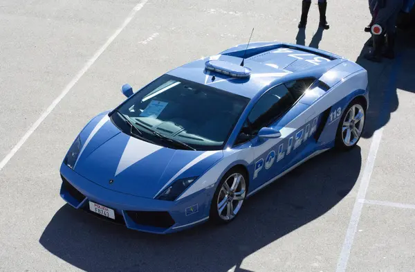 Varano, İtalya - 11 Kasım 2023: Lamborghini diablo polizia italiana lüksü ve DREEM SUÇLU