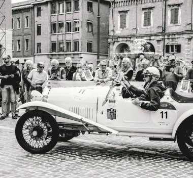 Pesaro, İtalya - 16 Haziran 2023: BUGATTI T23 BRESCIA 1925, 1927 'den 1957' ye kadar Mille Miglia yarışmasına katılan tarihi arabalar için düzenlilik yarışı