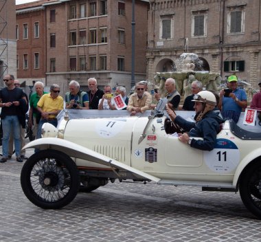 Pesaro, İtalya - 16 Haziran 2023: BUGATTI T23 BRESCIA 1925, 1927 'den 1957' ye kadar Mille Miglia yarışmasına katılan tarihi arabalar için düzenlilik yarışı