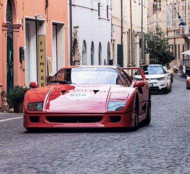 Pesaro, İtalya - 16 Haziran 2023: FERRARI F40 1992, 1927 'den 1957' ye kadar Mille Miglia yarışmasına katılan tarihi arabalar için düzenlilik yarışı