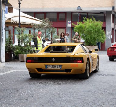Pesaro, İtalya - 16 Haziran 2023: FERRARI TESTAROSSA sürümü, 1927-1957 yılları arasında Mille Miglia yarışmasına katılan tarihi otomobiller için düzenlilik yarışı