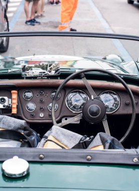 Pesaro, İtalya - 16 Haziran 2023: 1927 'den 1957' ye kadar Mille Miglia yarışmasına katılan tarihsel otomobiller için şoförlük yarışı, 192 'den 197' ye kadar Mille Miglia yarışına katılan tarihsel otomobiller için düzenlilik yarışı