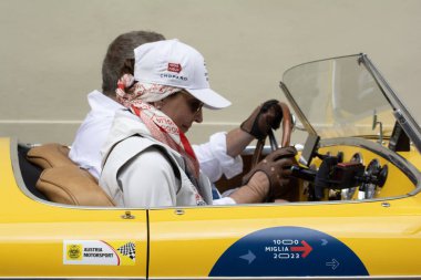 Pesaro, İtalya - 16 Haziran 2023: 1927 'den 1957' ye kadar Mille Miglia yarışmasına katılan tarihsel otomobiller için şoförlük yarışı, 192 'den 197' ye kadar Mille Miglia yarışına katılan tarihsel otomobiller için düzenlilik yarışı