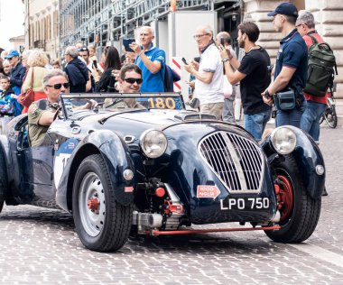 Pesaro, İtalya - 16 Haziran 2023: HEALEY 2400 SYLVERSTONE (E-TYPE) 1950 versiyonu, 1927-1957 yılları arasında Mille Miglia yarışmasına katılan tarihi otomobiller için düzenlilik yarışı