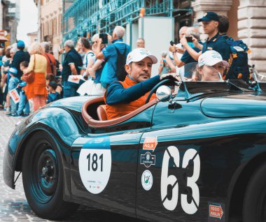 Pesaro, İtalya - 16 Haziran 2023: JAGUAR XK120 OTS ROADSTER 1950, 1927-1957 yılları arasında Mille Miglia yarışmasına katılan tarihi otomobiller için düzenlilik yarışı