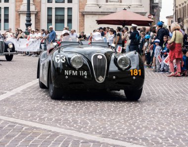 Pesaro, İtalya - 16 Haziran 2023: JAGUAR XK120 OTS ROADSTER 1950, 1927-1957 yılları arasında Mille Miglia yarışmasına katılan tarihi otomobiller için düzenlilik yarışı