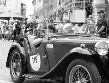 Pesaro, İtalya - 16 Haziran 2023: MG TB 1939, 1927 'den 1957' ye kadar Mille Miglia yarışmasına katılan tarihi otomobiller için düzenlilik yarışı