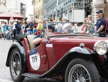 Pesaro, İtalya - 16 Haziran 2023: MG TB 1939, 1927 'den 1957' ye kadar Mille Miglia yarışmasına katılan tarihi otomobiller için düzenlilik yarışı