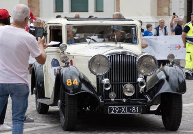 Pesaro, İtalya - 16 Haziran 2023: BENTLEY 3,5 LITRE 1934, 1927-1957 yılları arasında Mille Miglia yarışmasına katılan tarihi otomobiller için düzenlilik yarışı