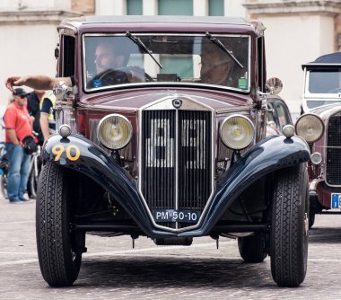Pesaro, İtalya - 16 Haziran 2023: LANCIA AUGUSTA BERLINA 1934, 1927-1957 yılları arasında Mille Miglia yarışmasına katılan tarihi otomobiller için düzenlilik yarışı