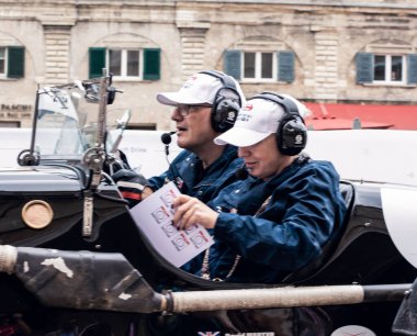 Pesaro, İtalya - 16 Haziran 2023: 1927 'den 1957' ye kadar Mille Miglia yarışmasına katılan tarihsel otomobiller için şoförlük yarışı, 192 'den 197' ye kadar Mille Miglia yarışına katılan tarihsel otomobiller için düzenlilik yarışı