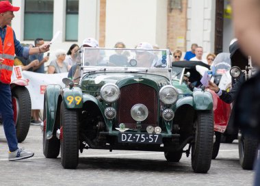 Pesaro, İtalya - 16 Haziran 2023: ASTON MARTIN 2 LITRE Speed Model 1937, 1927 'den 1957' ye kadar Mille Miglia yarışmasına katılan tarihsel arabalar için düzenlilik yarışı, Mi 'ye katılan tarihsel arabalar için düzenlilik yarışı