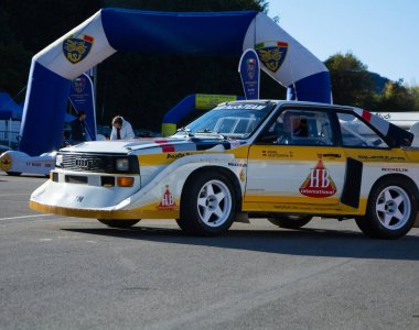 Varano, İtalya - 11 Kasım 2023: Audi rallisi s4 lüks ve DREEM SUÇLU