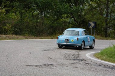 Tavoleto, İtalya - 16 Eylül - 2023: ALFA ROMEO GIULIETTA SPRINT 1956 in coppa nuvolari old race
