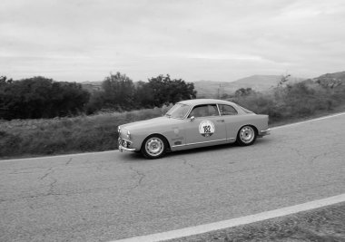 Tavoleto, İtalya - 16 Eylül - 2023: ALFA ROMEO GIULIETTA SPRINT 1956 in coppa nuvolari old race