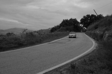 Tavoleto, İtalya - 16 Eylül - 2023: ALFA ROMEO GIULIETTA SPRINT 1956 in coppa nuvolari old race