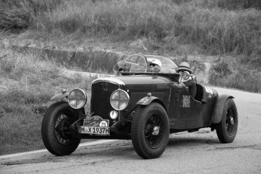 Tavoleto, İtalya - 16 Eylül - 2023: Bentley Derby spor 1937 Coppa Nuvolari eski yarış