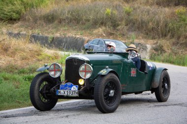 Tavoleto, İtalya - 16 Eylül - 2023: Bentley Derby spor 1937 Coppa Nuvolari eski yarış