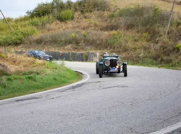 Tavoleto, İtalya - 16 Eylül - 2023: Bentley Derby spor 1937 Coppa Nuvolari eski yarış