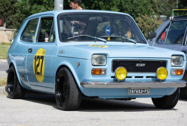 Pesaro, İtalya - dergi. 18 - 2024: Eski Fiat 127 Spor Mitinginde