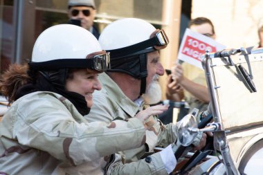 FERRARA, ITALY - 15 Haziran 2024: 2024 Mille Miglia boyunca Ferrara sokaklarında klasik bir araba yarışı.