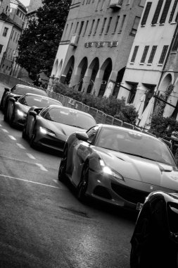 FERRARA, ITALY - 15 Haziran 2024: 2024 Mille Miglia boyunca Ferrara sokaklarında klasik bir araba yarışı.