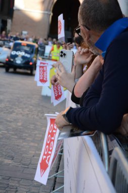 FERRARA, ITALY - 15 Haziran 2024: 2024 Mille Miglia boyunca Ferrara sokaklarında klasik bir araba yarışı.