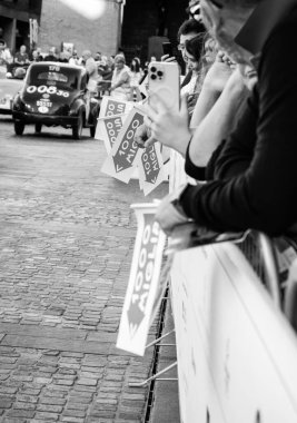 FERRARA, ITALY - 15 Haziran 2024: 2024 Mille Miglia boyunca Ferrara sokaklarında klasik bir araba yarışı.