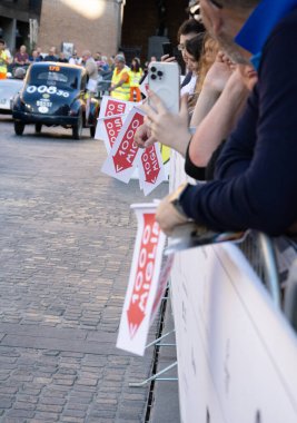 FERRARA, ITALY - 15 Haziran 2024: 2024 Mille Miglia boyunca Ferrara sokaklarında klasik bir araba yarışı.