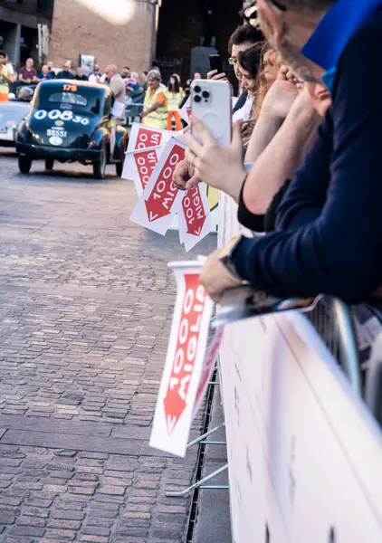 FERRARA, ITALY - 15 Haziran 2024: 2024 Mille Miglia boyunca Ferrara sokaklarında klasik bir araba yarışı.