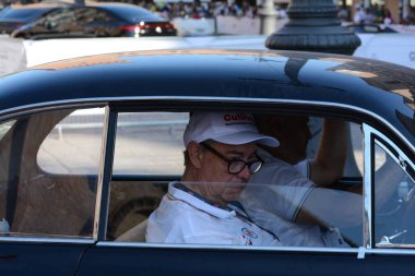 FERRARA, ITALY - 15 Haziran 2024: 2024 Mille Miglia boyunca Ferrara sokaklarında klasik bir araba yarışı.