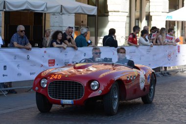 FERRARA, ITALY - 15 Haziran 2024: 2024 Mille Miglia boyunca Ferrara sokaklarında klasik bir araba yarışı.