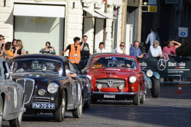 FERRARA, ITALY - 15 Haziran 2024: 2024 Mille Miglia boyunca Ferrara sokaklarında klasik bir araba yarışı.
