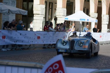 FERRARA, ITALY - 15 Haziran 2024: 2024 Mille Miglia boyunca Ferrara sokaklarında klasik bir araba yarışı.